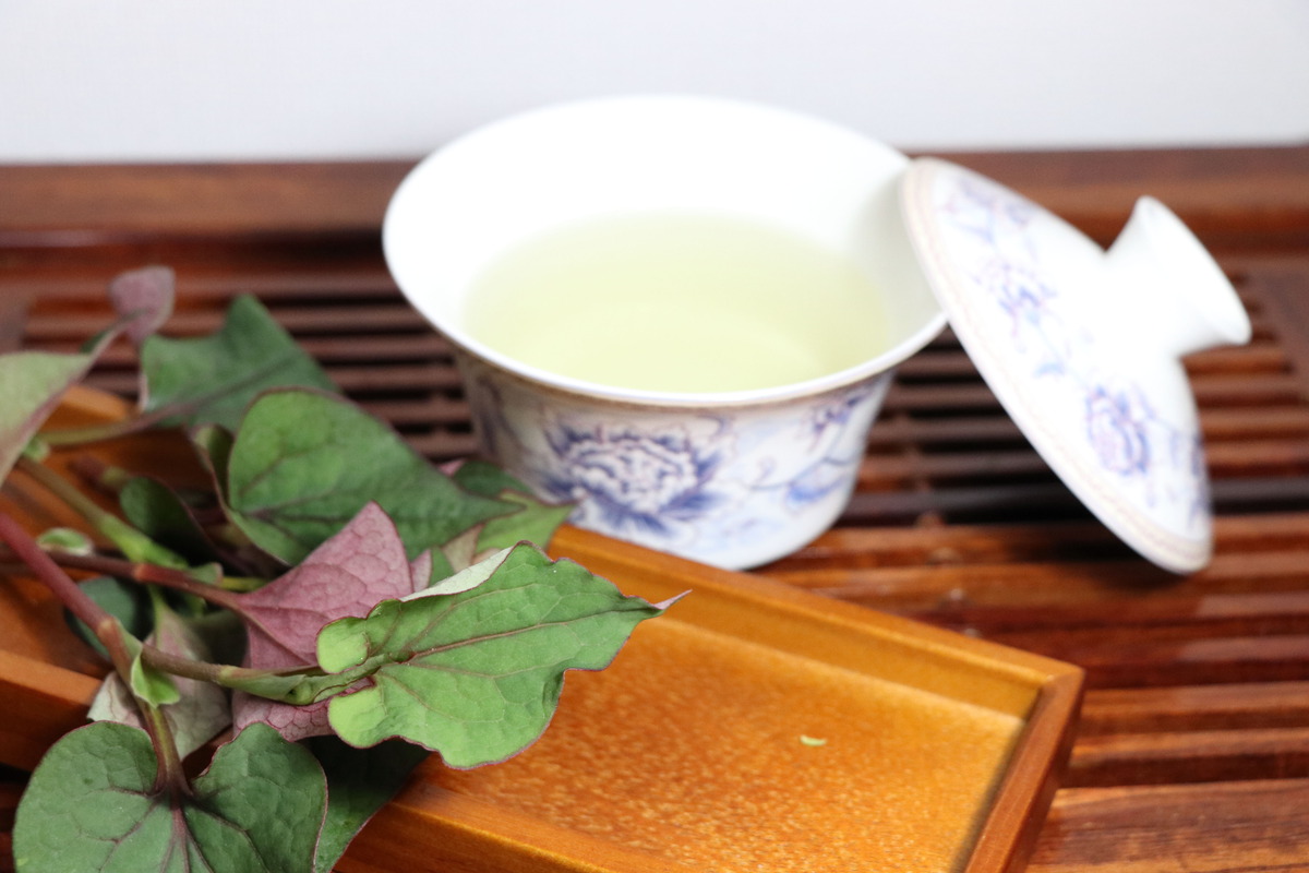 ドクダミの葉と、生の葉を煮だしたドクダミ茶