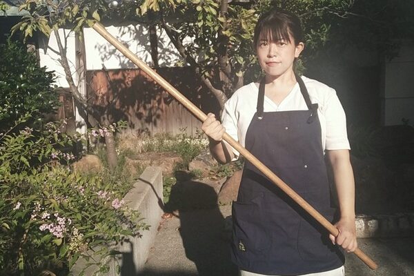 朝の詠春拳トレーニングに取り組むイラストレーターの女性