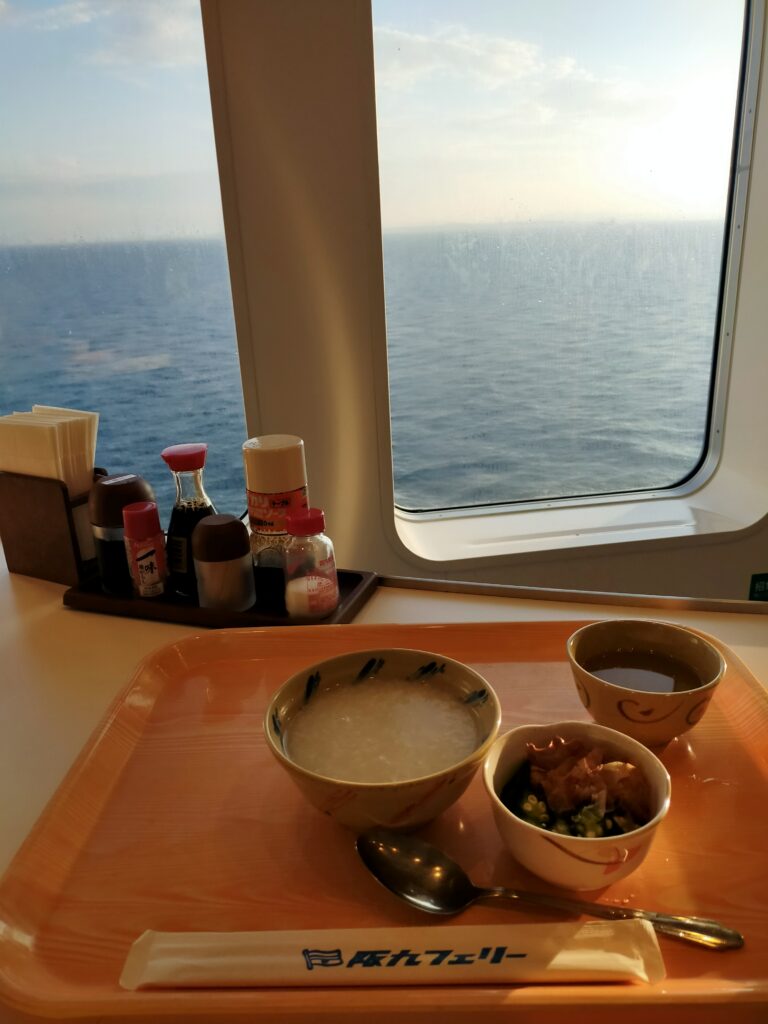 海を眺めながら食事を楽しめるフェリーの食堂
